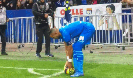 球星带球突破造成杀伤，全场欢呼