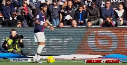 前锋关键进球锁定胜局