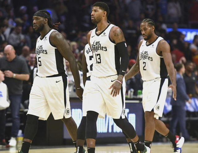 球星赛后向看台深深鞠躬（赛后球星面向看台致以深深一礼）