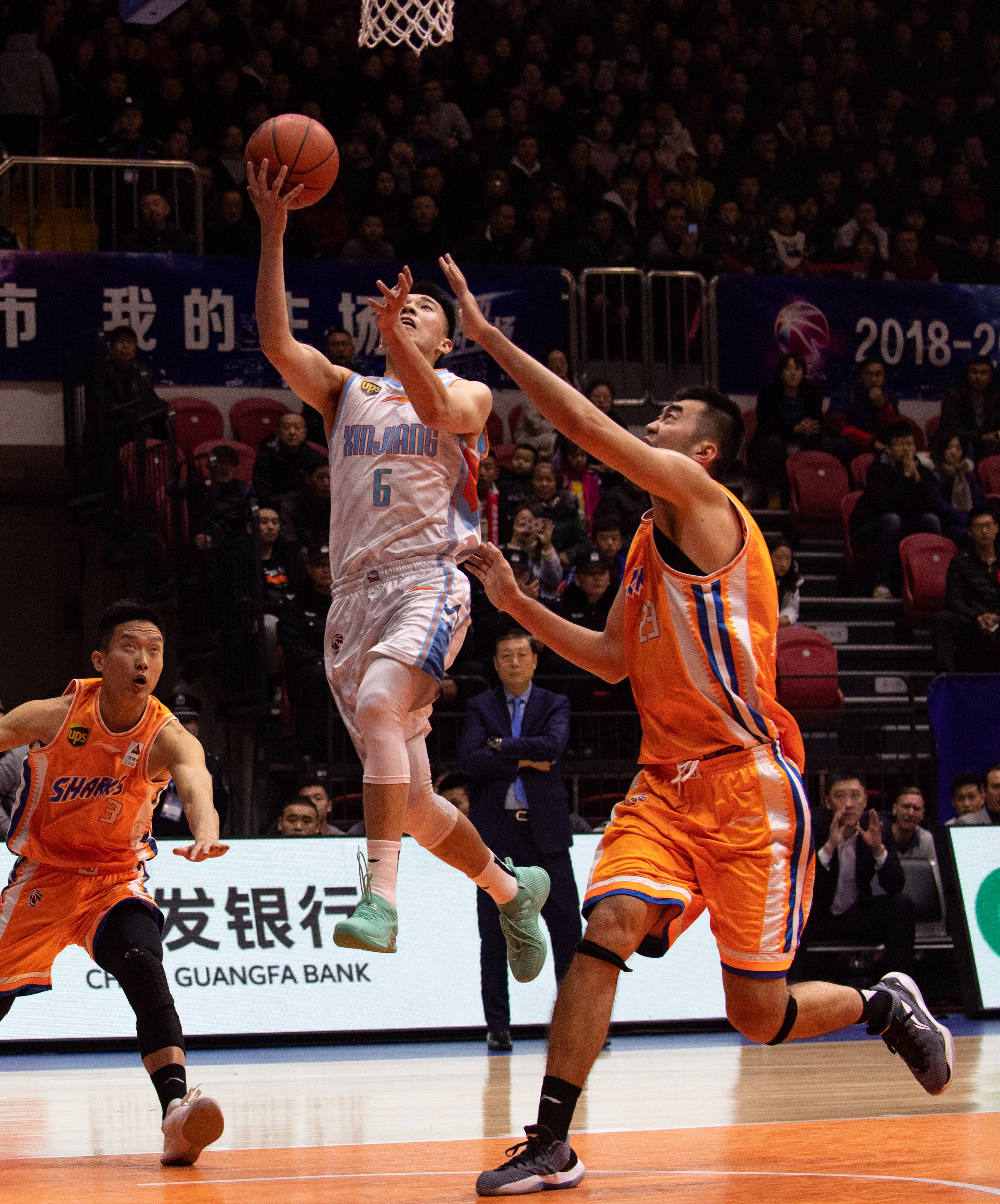 中超三连冠！海港客场1-0英博，加布里埃尔制胜球+进球被吹（海港客场1-0英博加冕中超三连冠，加布里埃尔打入制胜球且一度进球被判无效）