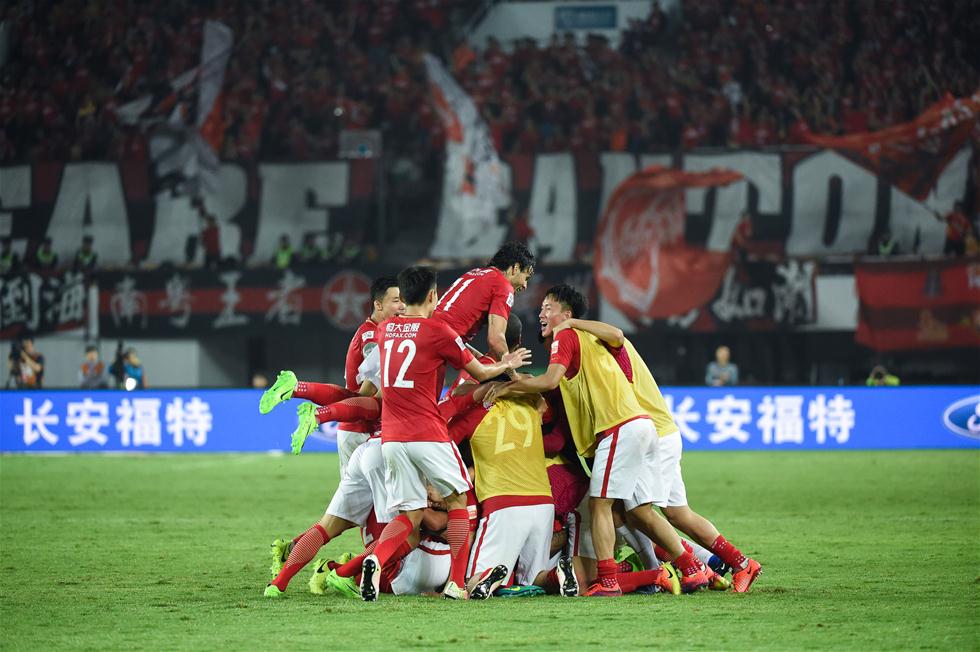 电讯报：穆阿尼佩戴定制面具参加训练，出战阿森纳成疑（电讯报：穆阿尼戴特制面罩参加训练，能否出战阿森纳成疑）