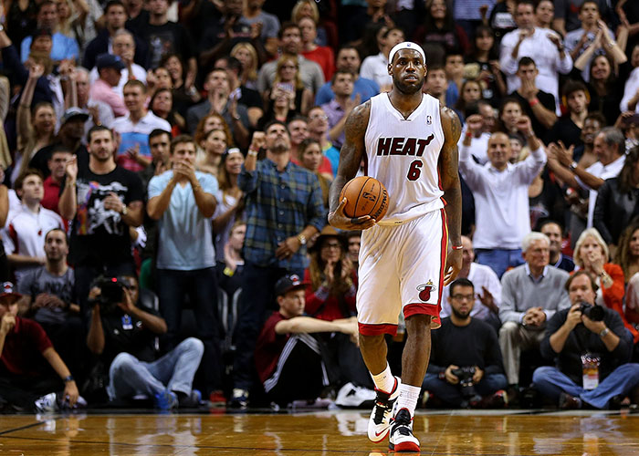 曼联后防连连犯错饱受批评（曼联防线失误不断，备受质疑）